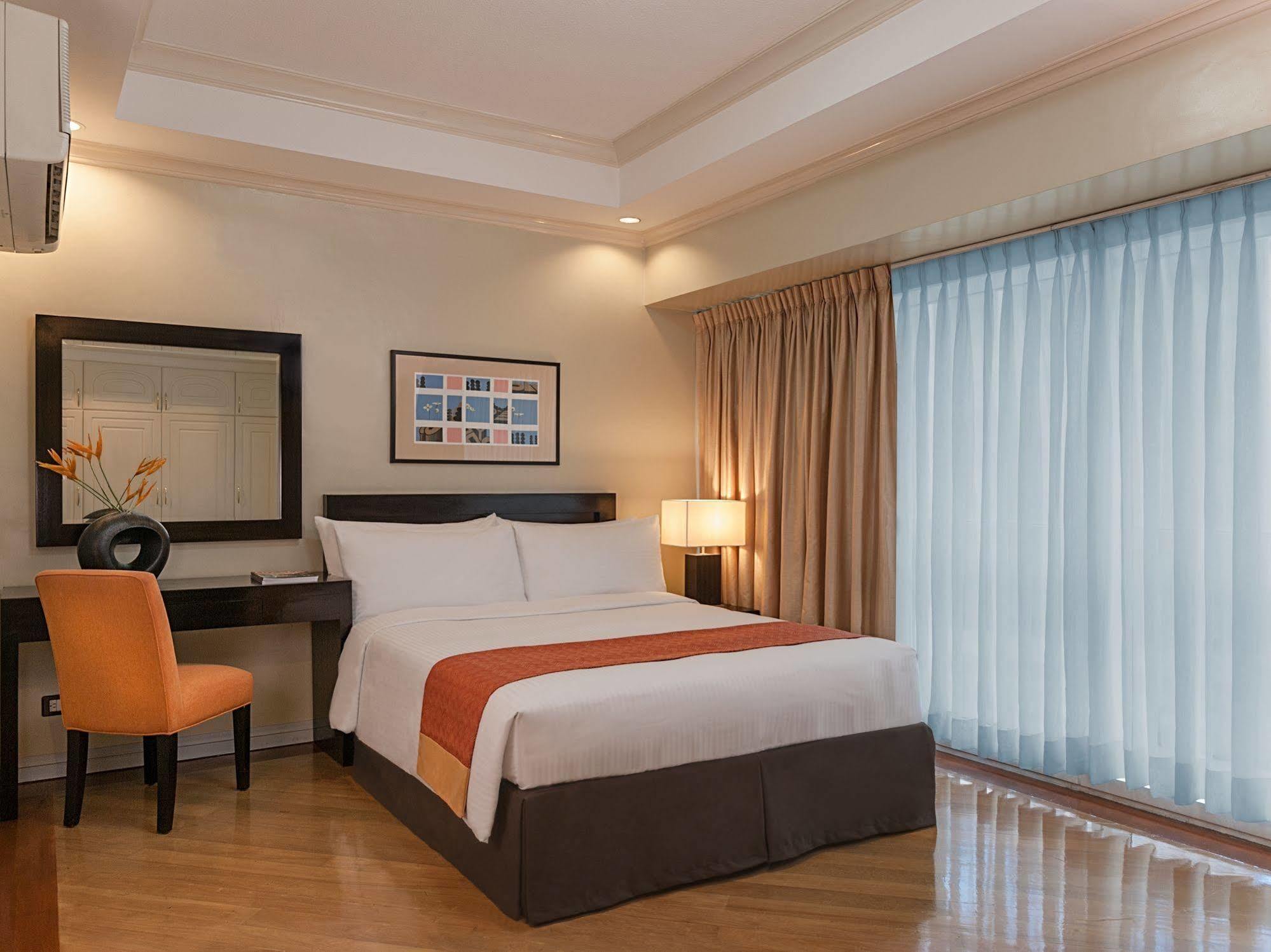 Fraser Place Manila Макати Экстерьер фото